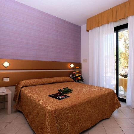 Hotel Athena Червия Экстерьер фото
