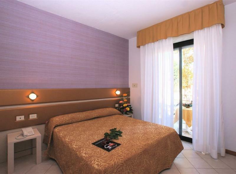Hotel Athena Червия Экстерьер фото